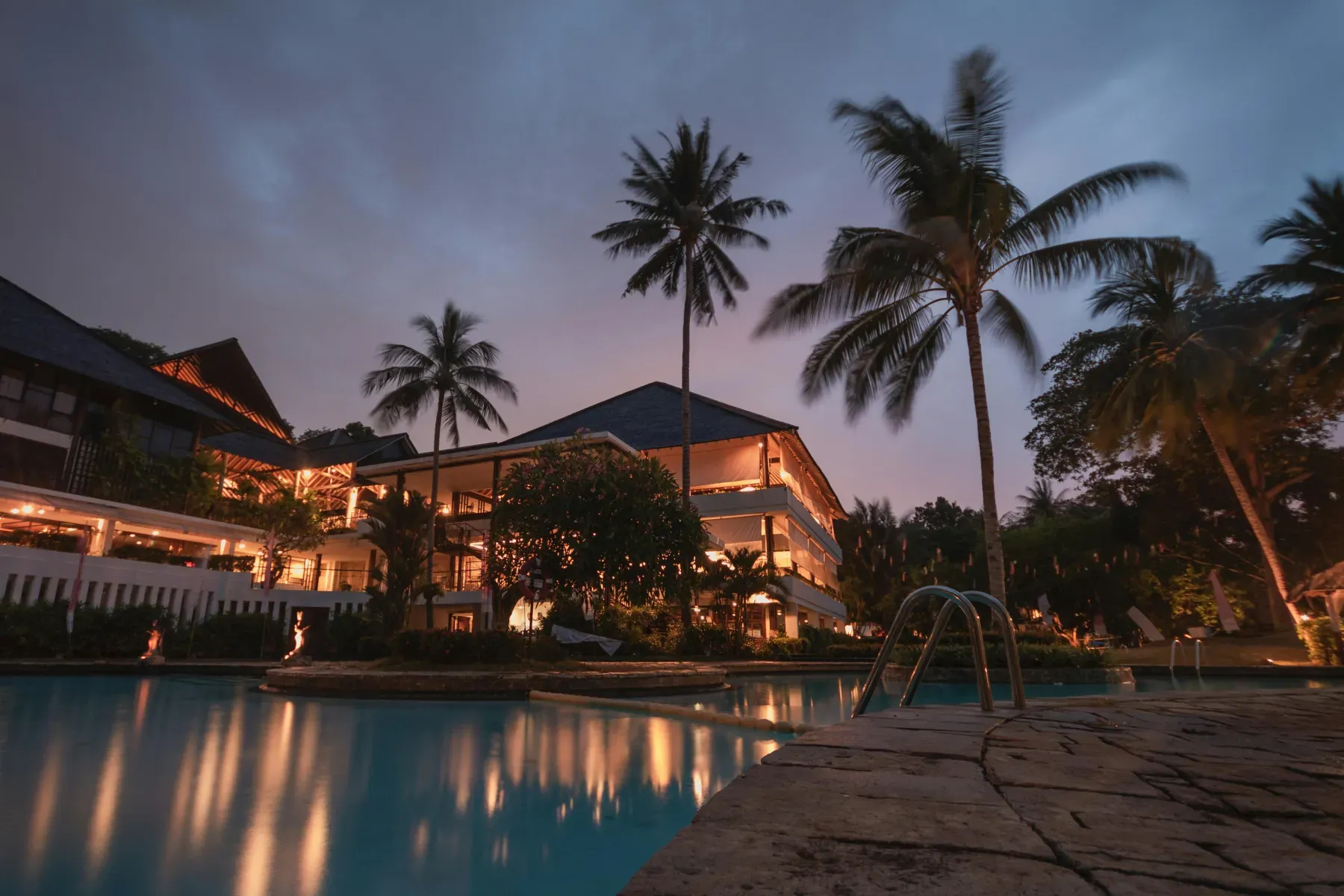 Beleuchtetes Hotel am Abend
