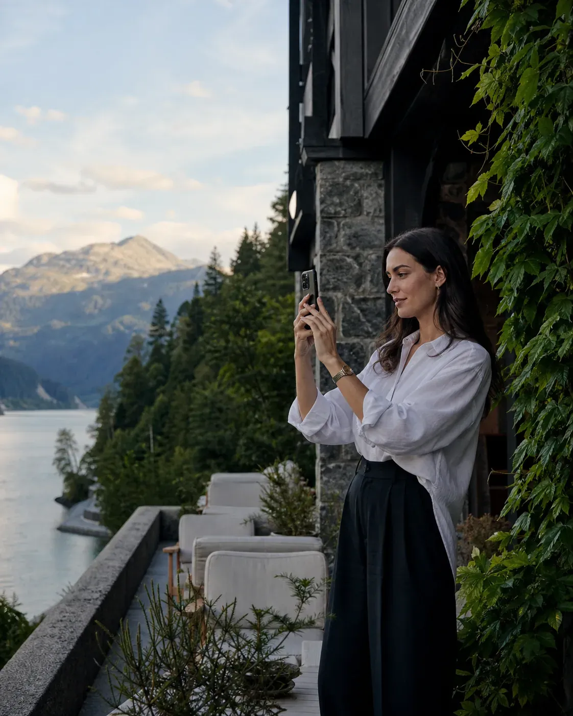 Creatorin hält auf der Terrasse eines Schweizer Designhotels eine Aufnahme mit ihrem Smartphone fest